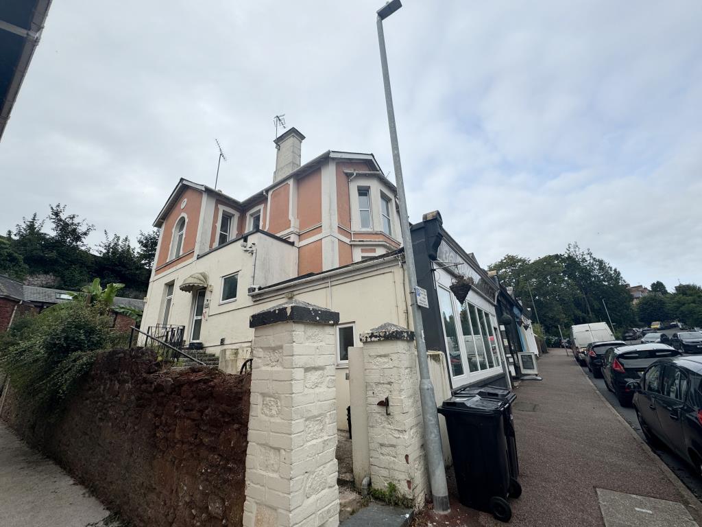 Lot: 30 - MIXED USE PROPERTY FOR INVESTMENT OR OCCUPATION - Outside view